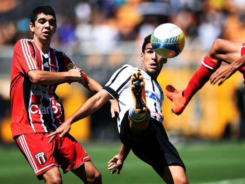 Jogadores do Corinthians e Botafogo-SP, disputam lance, durante partida válida pela final da Copa São Paulo de Futebol Júnior 2015, realizada no Estádio Municipal Paulo Machado de Carvalho (Pacaembu), na zona oeste da capital paulista, neste domingo