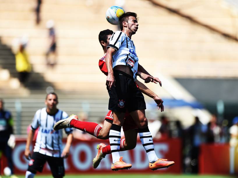 Jogadores do Corinthians e Botafogo-SP, disputam lance, durante partida válida pela final da Copa São Paulo de Futebol Júnior 2015, realizada no Estádio Municipal Paulo Machado de Carvalho (Pacaembu), na zona oeste da capital paulista, neste domingo