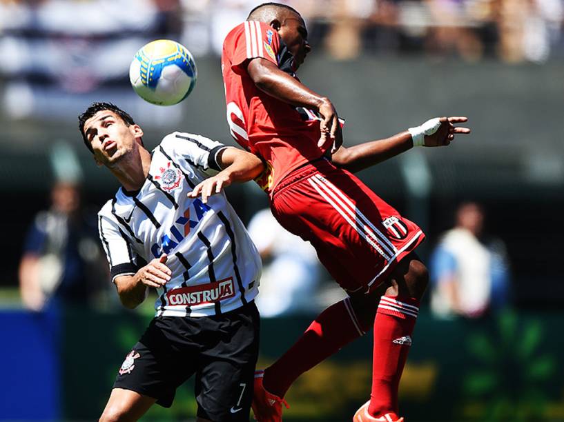 Jogadores do Corinthians e Botafogo-SP, disputam lance, durante partida válida pela final da Copa São Paulo de Futebol Júnior 2015, realizada no Estádio Municipal Paulo Machado de Carvalho (Pacaembu), na zona oeste da capital paulista, neste domingo