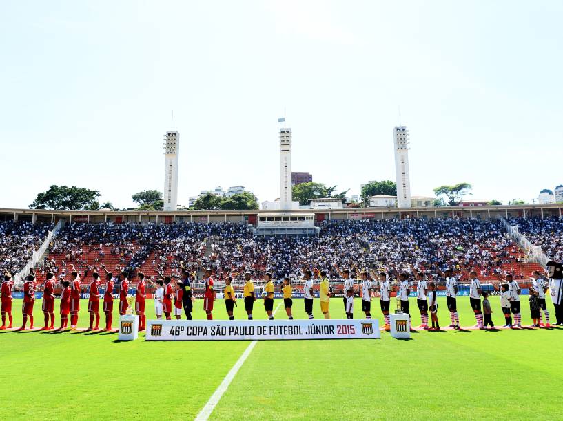 Jogadores prestam homenagem ao ex-jogador Sócrates durante a partida entre Botafogo SP e Corinthians válida pela final da 46ª Copa São Paulo de Futebol Júnior 2015 no Estádio Pacaembu em São Paulo (SP), neste domingo (25)