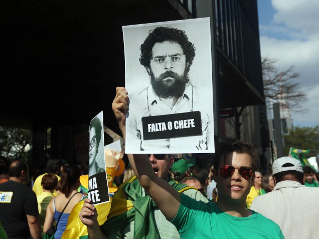 Protesto contra o governo da presidente Dilma Rousseff (PT), na avenida Paulista, neste domingo (16)