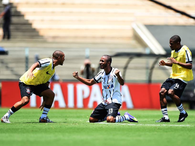 Jogadores do Corinthians comemoram título após a partida entre Botafogo SP e Corinthians válida pela final da 46ª Copa São Paulo de Futebol Júnior 2015 no Estádio Pacaembu em São Paulo (SP), neste domingo (25)