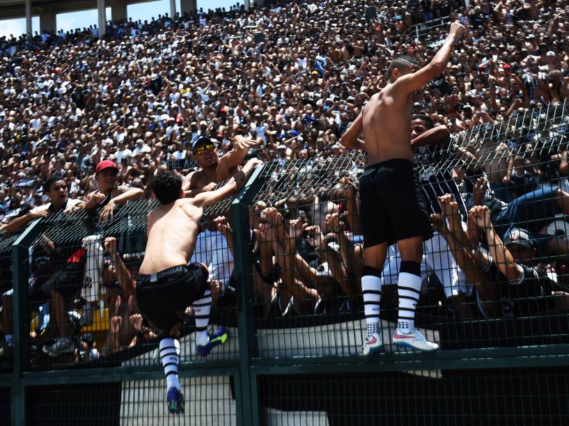 Jogadores do Corinthians comemoram título com o troféu após a partida entre Botafogo SP e Corinthians válida pela final da 46ª Copa São Paulo de Futebol Júnior 2015 no Estádio Pacaembu em São Paulo (SP), neste domingo (25)