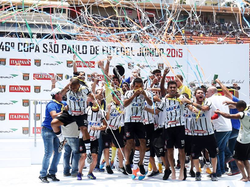 Jogadores do Corinthians comemoram título com o troféu após a partida entre Botafogo SP e Corinthians válida pela final da 46ª Copa São Paulo de Futebol Júnior 2015 no Estádio Pacaembu em São Paulo (SP), neste domingo (25)