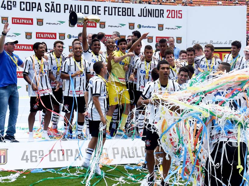 Jogadores do Corinthians comemoram título com o troféu após a partida entre Botafogo SP e Corinthians válida pela final da 46ª Copa São Paulo de Futebol Júnior 2015 no Estádio Pacaembu em São Paulo (SP), neste domingo (25)
