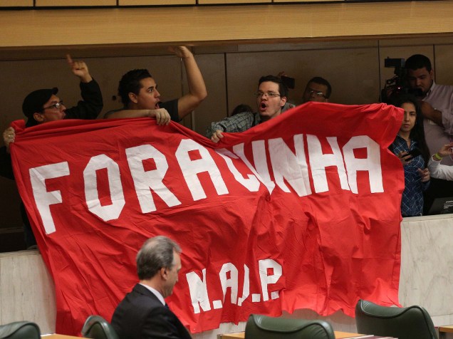 Manifestantes invadem a Assembleia Legislativa de São Paulo para protestar contra o presidente da Câmara dos Deputados, Eduardo Cunha