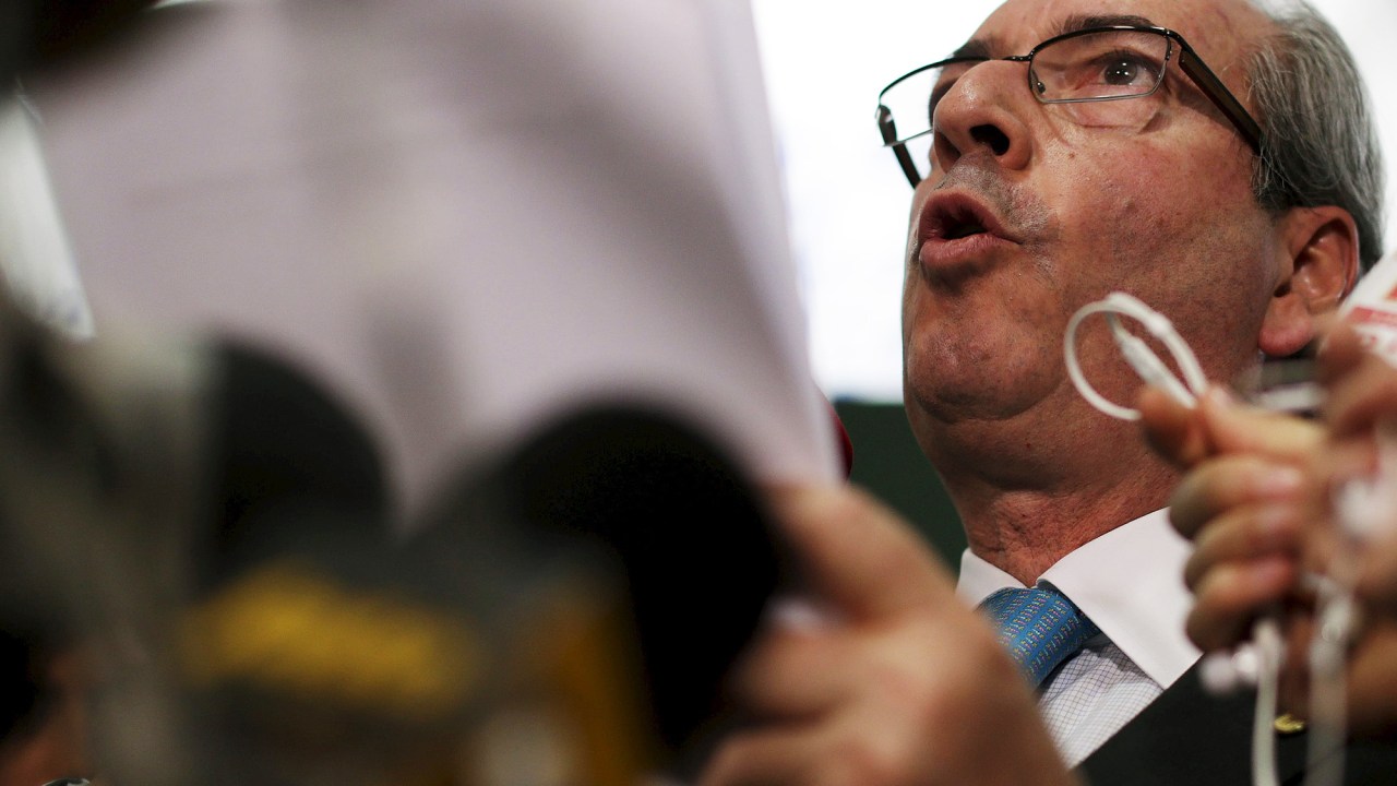 O presidente da Câmara dos Deputados, Eduardo Cunha (PMDB-RJ), fala com a imprensa nesta segunda-feira (30)