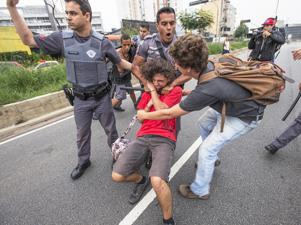 Confronto entre estudantes e policiais militares durante protesto na Avenida Doutor Arnaldo, na Zona Oeste da cidade de São Paulo, contra reestruturação de ensino
