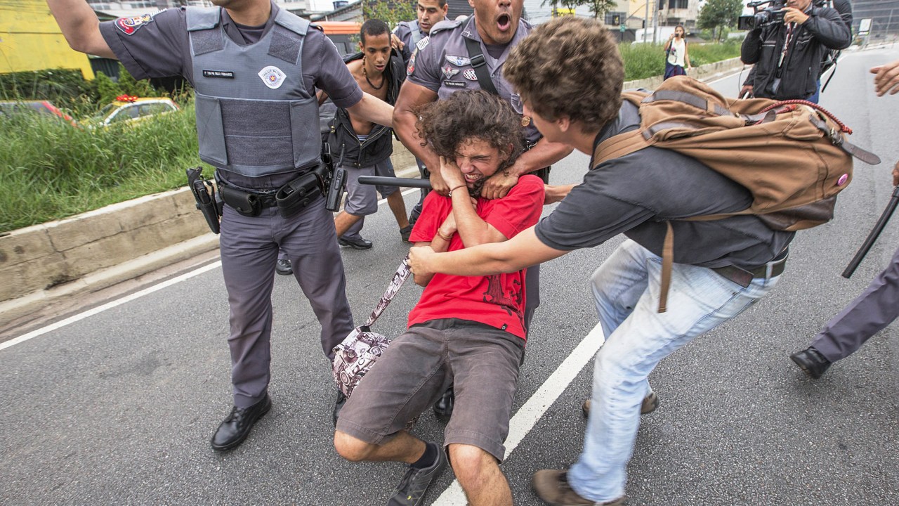 Confronto entre estudantes e policiais militares durante protesto na Avenida Doutor Arnaldo, na Zona Oeste da cidade de São Paulo, contra reestruturação de ensino