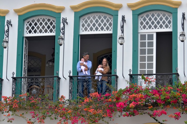 Aécio Neves na casa de sua família, neste sábado (25), em São João Del Rei, acompanhado pela mulher, Leticia Weber e seus filhos gêmeos