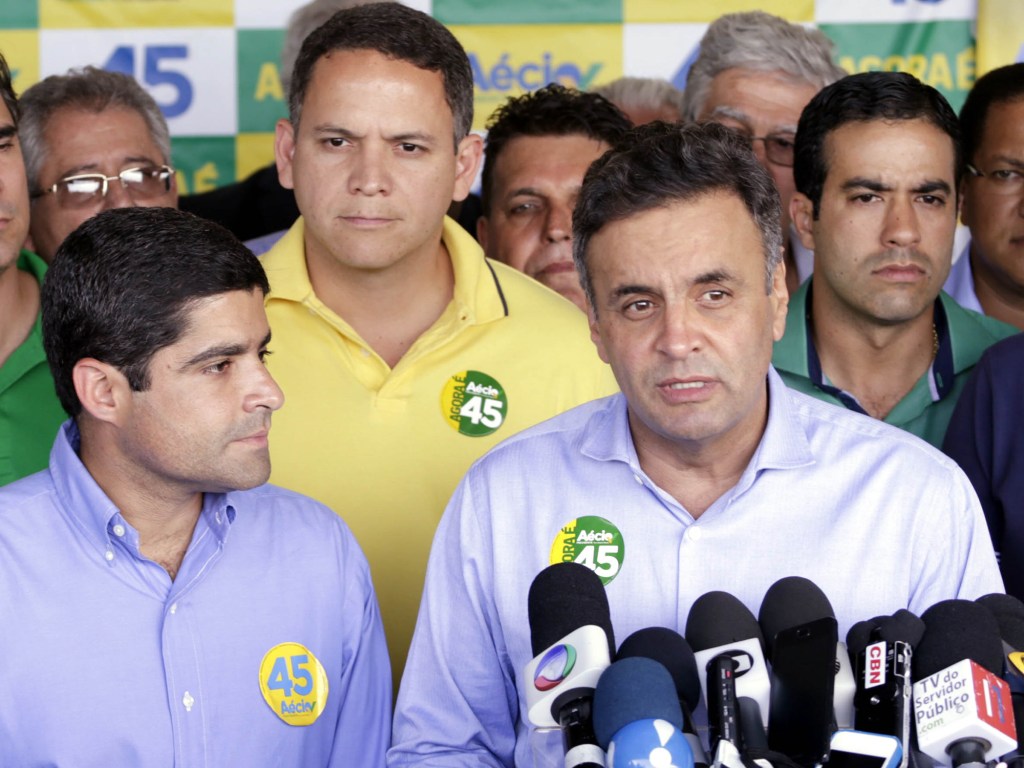 O candidato do PSDB à Presidência da República, Aécio Neves, durante campanha em Salvador, nesta sexta-feira (17)