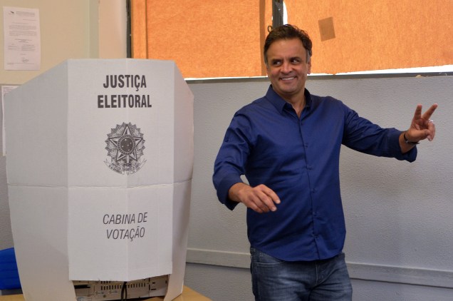 O candidato à Presidência da República pelo PSDB, Aécio Neves, vota em Belo Horizonte, Minas Gerais