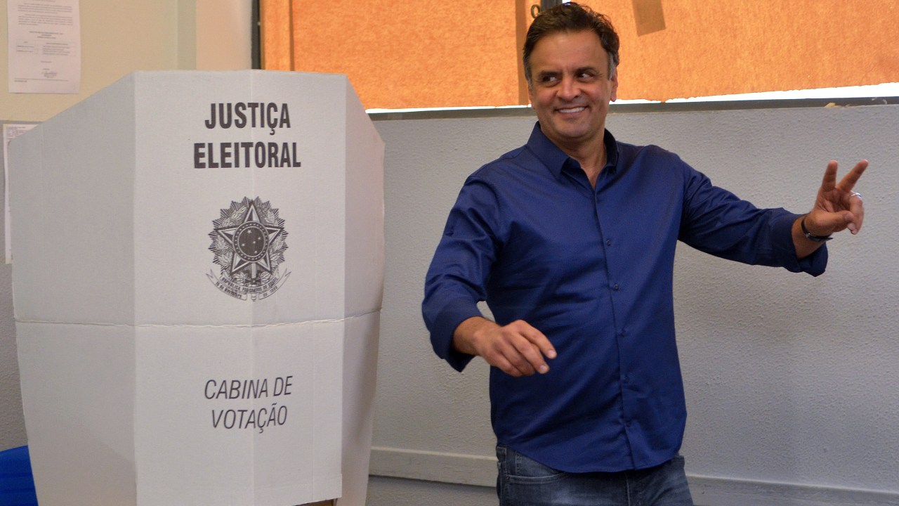O candidato à Presidência da República pelo PSDB, Aécio Neves, vota em Belo Horizonte, Minas Gerais