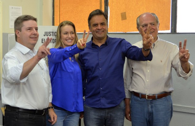 Aécio Neves com a mulher Letícia Weber, Antônio Augusto Anastasia e Pimenta da Veiga na assembléia de voto em Belo Horizonte, Minas Gerais