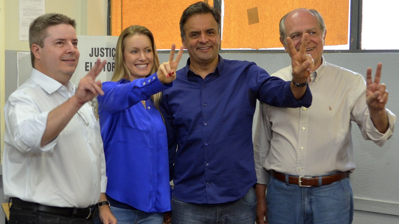 Aécio Neves com a mulher Letícia Weber, Antonio Augusto Anastasia e Pimenta da Veiga na assembleia de voto em Belo Horizonte, Minas Gerais