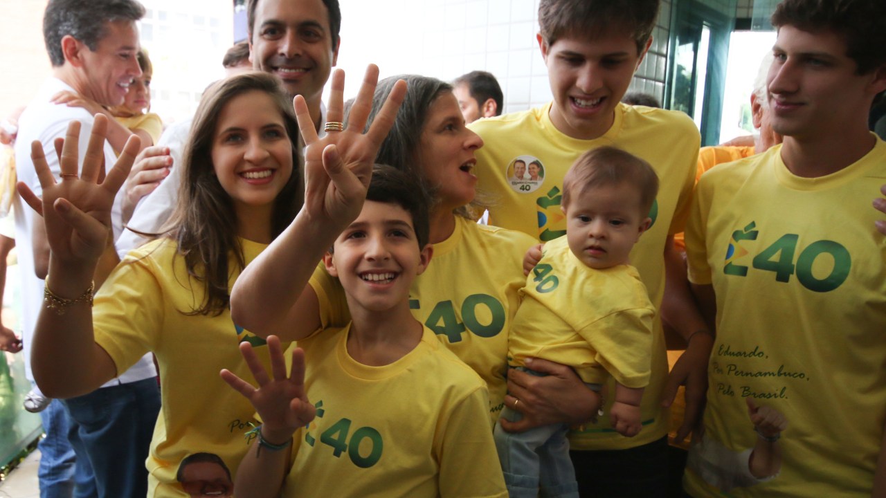 A viúva de Eduardo Campos, Renata Campos, e seus filhos participa de café da manhã na casa do candidato ao governo de Pernambuco, Paulo Câmara, em Recife
