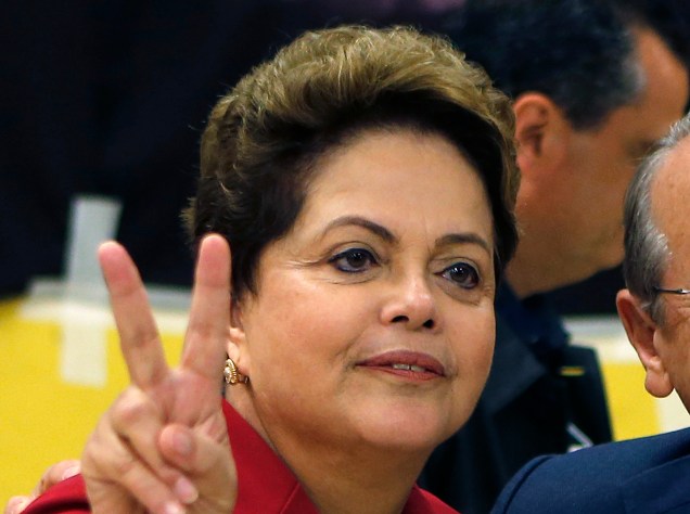 A presidente Dilma Rousseff cumprimenta fotógrafos e eleitores depois de votar em Porto Alegre, no Rio Grande do Sul