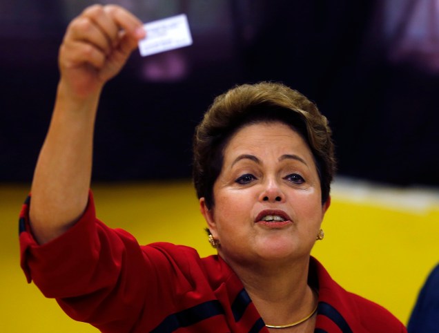 A presidente Dilma Rousseff cumprimenta fotógrafos e eleitores depois de votar em Porto Alegre, no Rio Grande do Sul