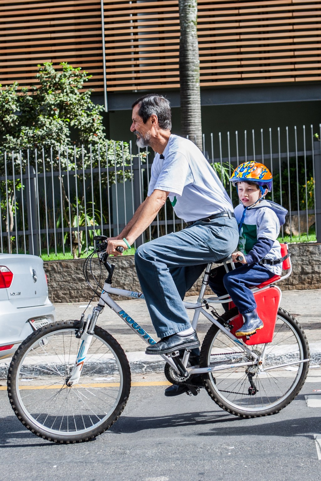 O candidato à Presidência da República pelo Partido Verde, Eduardo Jorge, chega de bicicleta para seção eleitoral em uma escola na Vila Mariana, em São Paulo