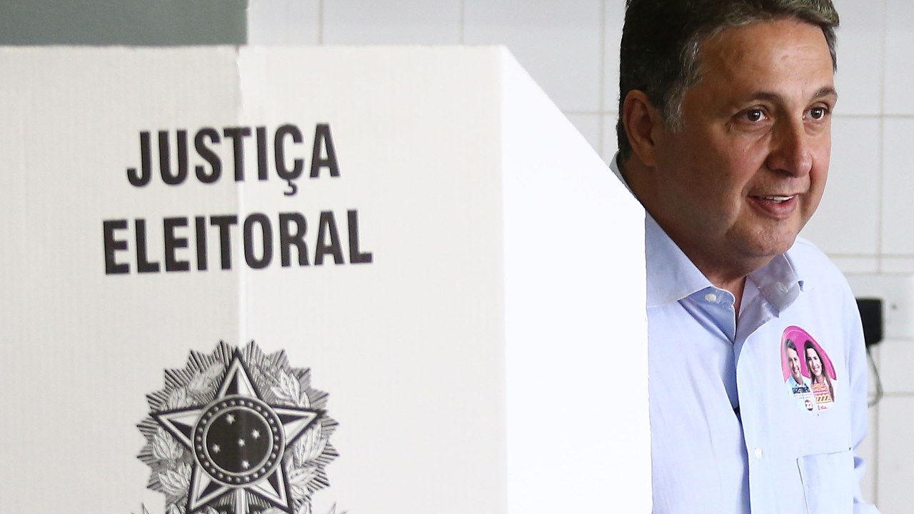 O candidato ao governo do Rio de Janeiro, Anthony Garotinho, vota no CIEP Nilo Peçanha em Campos, no Norte Fluminense