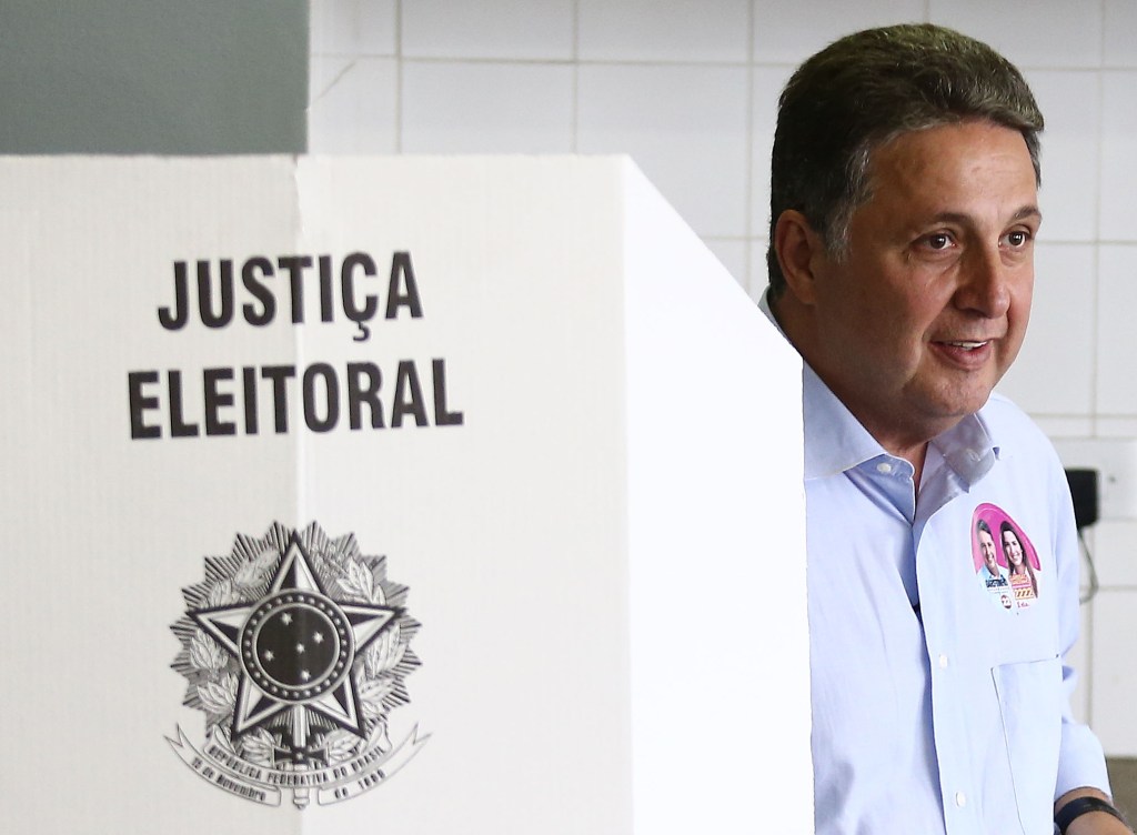 O candidato ao governo do Rio de Janeiro, Anthony Garotinho, vota no CIEP Nilo Peçanha em Campos, no Norte Fluminense