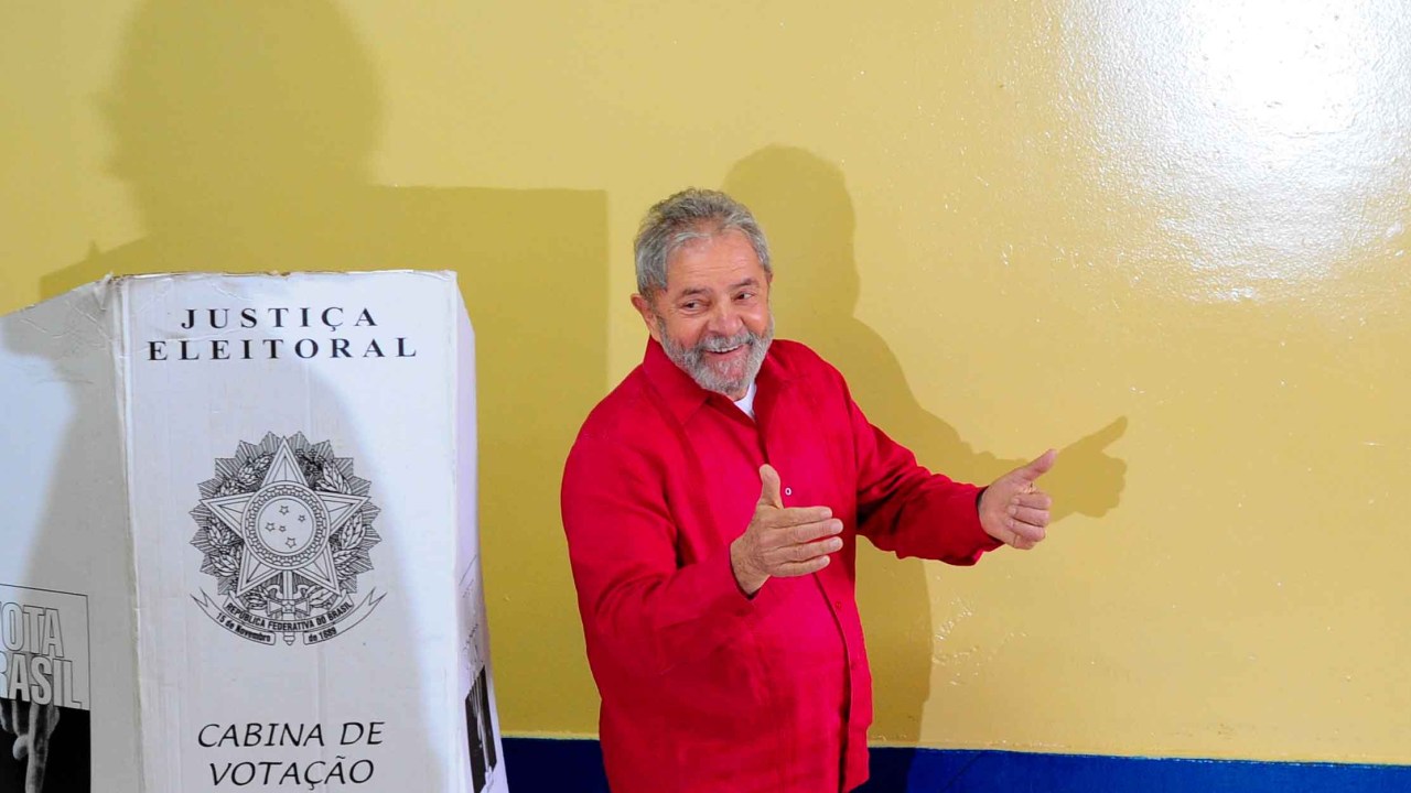 O ex-presidente Lula vota na Escola João Firmino, em São Bernardo do Campo, São Paulo