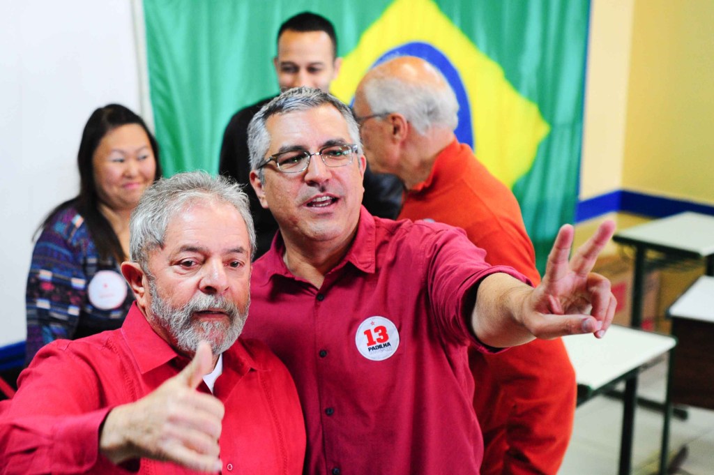 O ex presidente Lula chega para votar junto com o Candidato ao governo de São Paulo, Alexandre Padilha, na Escola João Firmino, em São Bernardo do Campo, São Paulo