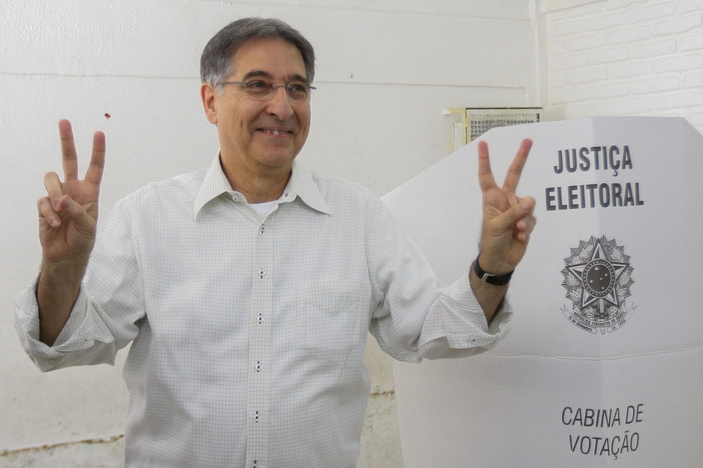 O candidato ao governo de Minas Gerais, Fernando Pimentel, chega para votar, na Escola Leopoldo de Miranda, em Belo Horizonte