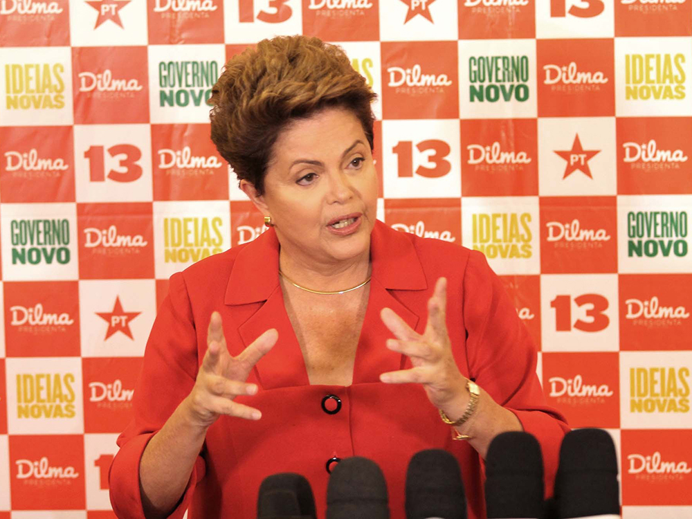 A presidente e candidata à reeleição pelo PT, Dilma Rousseff, durante entrevista coletiva no hotel Renaissance, região oeste de São Paulo, nesta terça-feira (14)