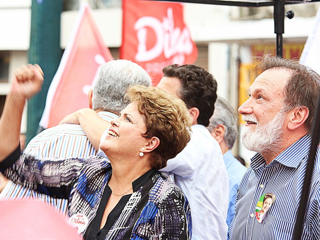 A presidente e candidata à reeleição pelo PT, Dilma Rousseff, durante campanha com o vice, Michel Temer, em Curitiba, nesta sexta-feira (17)