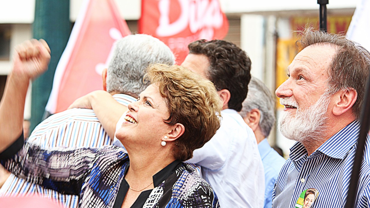 A presidente e candidata à reeleição pelo PT, Dilma Rousseff, durante campanha com o vice, Michel Temer, em Curitiba, nesta sexta-feira (17)