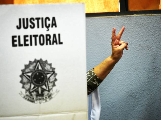 Eleitor vota na mesma seção de Aécio Neves, na Escola Estadual Governador Milton Campos, em BH