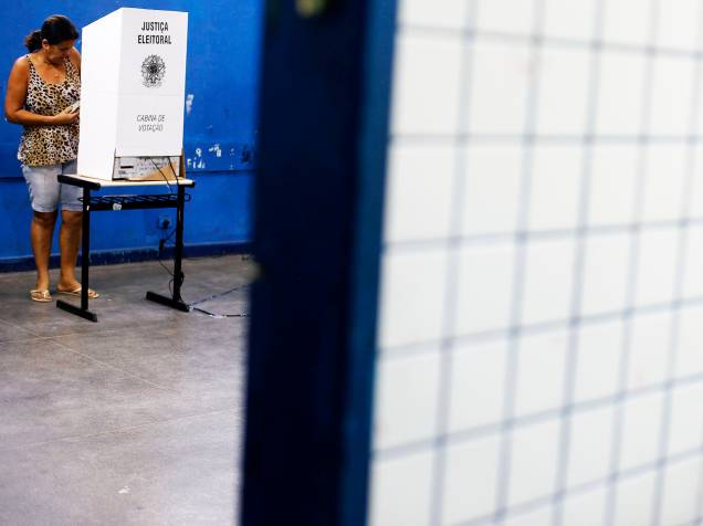 Movimentação de eleitores votando no Complexo da Maré, no Rio de Janeiro
