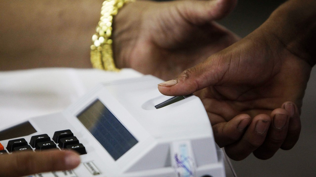 Eleitores usam biometria para votar no segundo turno das Eleições 2014