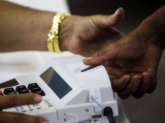 Eleitores usam biometria para votar no segundo turno das Eleições 2014