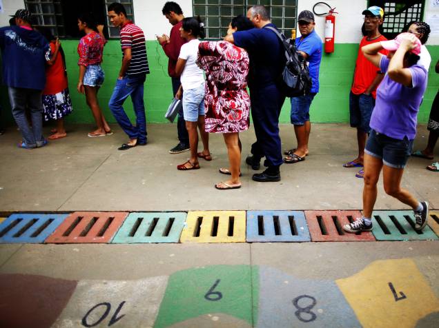 Eleitores no Colégio  da favela Estrutural, em Brasília, neste domingo (26)