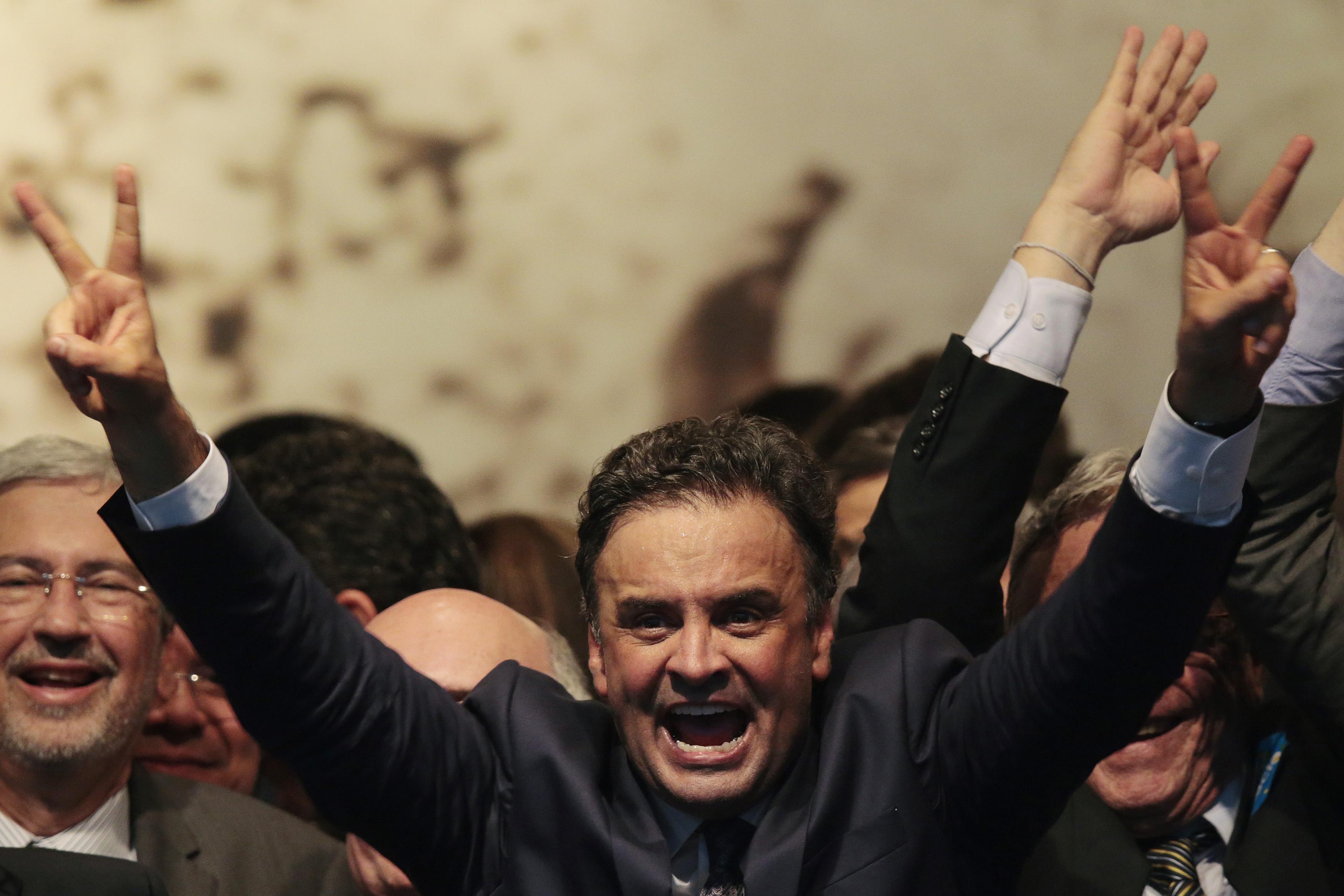 O candidato à Presidência da República pelo PSDB, Aécio Neves, durante reunião nesta quarta-feira (08), com governadores e senadores eleitos no primeiro turno das eleições gerais, em Brasília