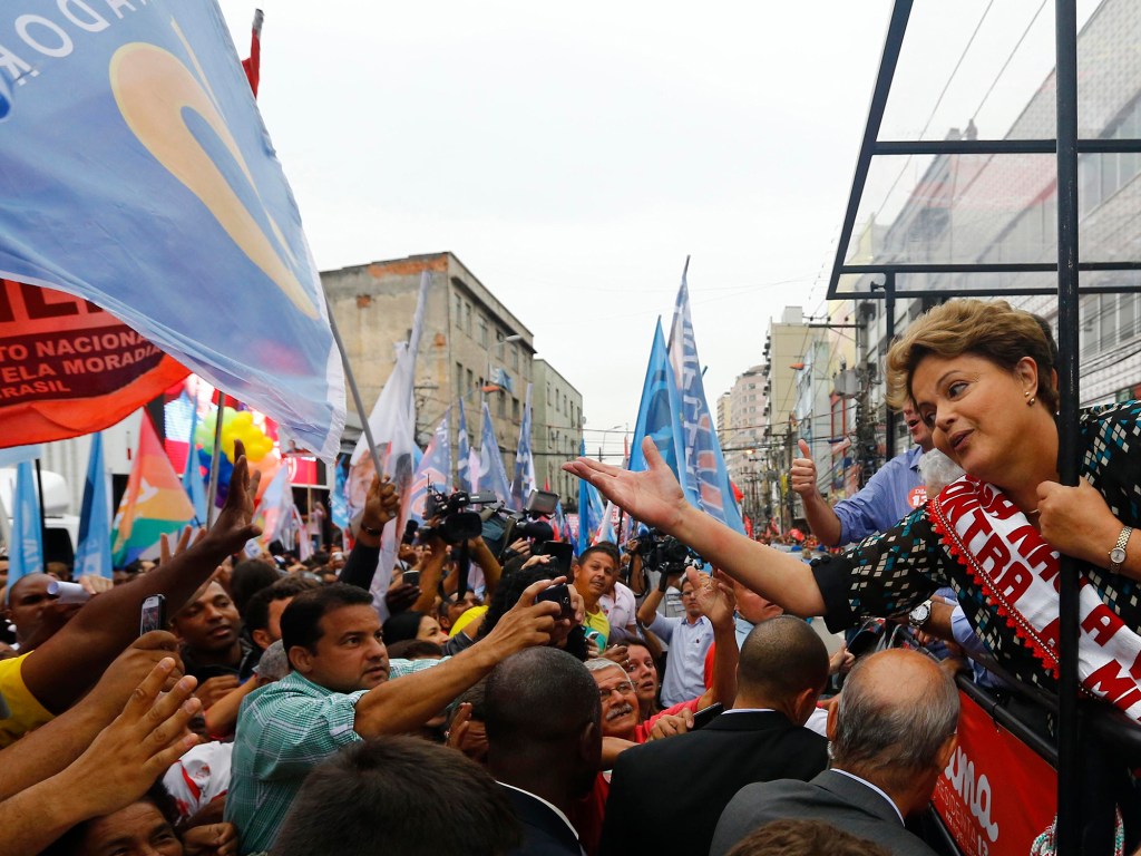 A presidente do Brasil e candidata à reeleição pelo PT, Dilma Rousseff, acena para simpatizantes durante um comício de campanha nesta quarta-feira (22), em Duque de Caxias, no Rio de Janeiro