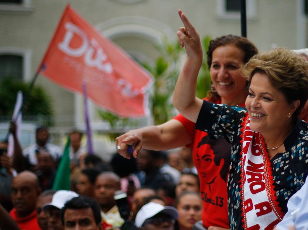 A presidente do Brasil e candidata à reeleição pelo PT, Dilma Rousseff, acena para simpatizantes durante um comício de campanha nesta quarta-feira (22), em Duque de Caxias, no Rio de Janeiro