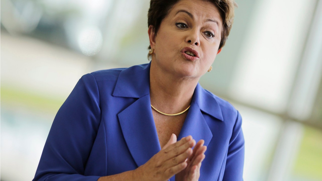 A presidente e candidata à reeleição pelo PT, Dilma Rousseff, durante coletiva de imprensa em Brasília, nesta sexta-feita (10)