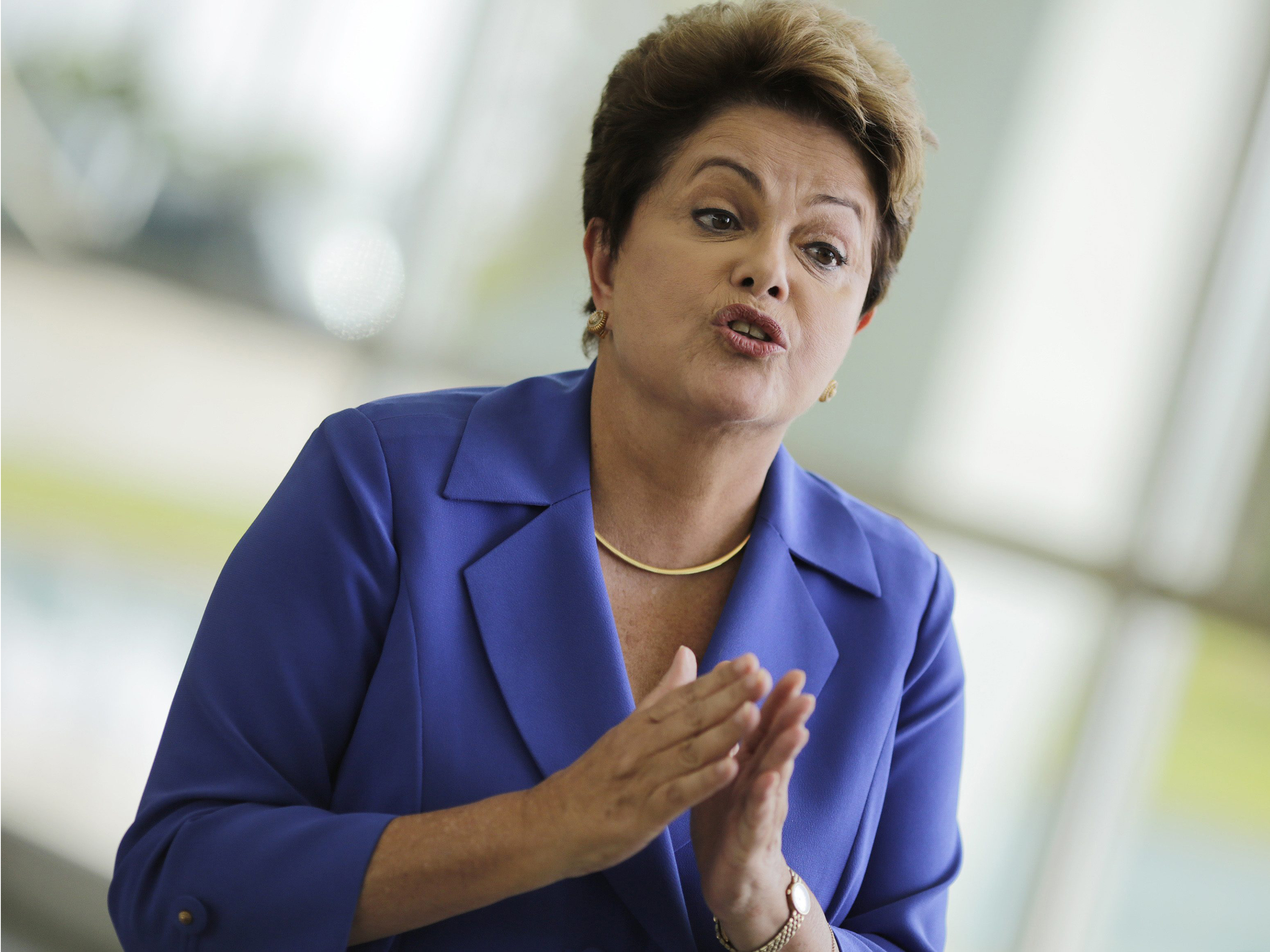 A presidente e candidata à reeleição pelo PT, Dilma Rousseff, durante coletiva de imprensa em Brasília, nesta sexta-feira (10)