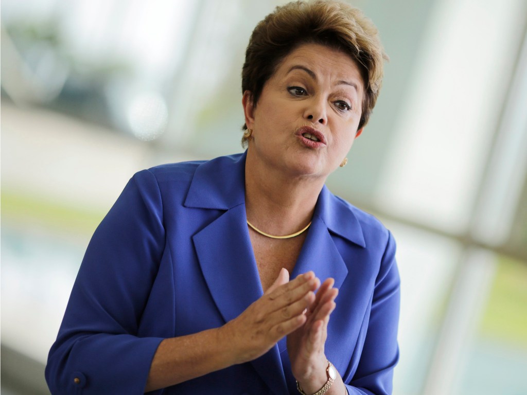 A presidente e candidata à reeleição pelo PT, Dilma Rousseff, durante coletiva de imprensa em Brasília, nesta sexta-feira (10)