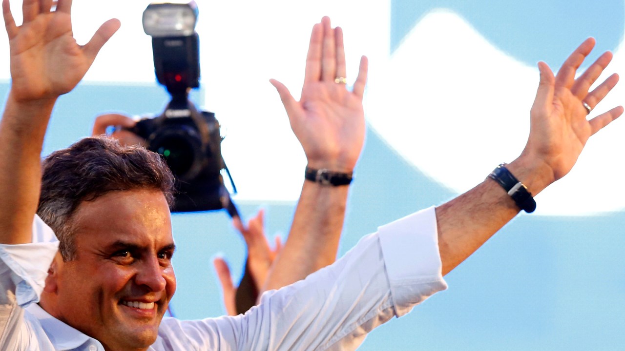 O candidato à Presidência da República pelo PSDB, Aécio Neves, durante comício de campanha