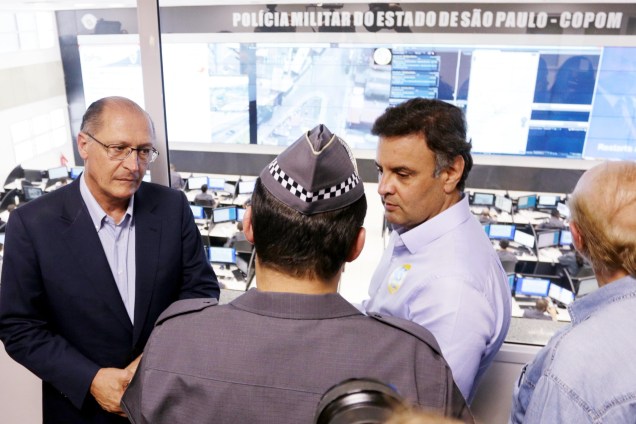 O candidato Aécio Neves, junto com o governador Geraldo Alckmin, visitou nesta sexta-feira (12) o Programa Detecta, sistema inteligente de monitoramento de crimes, em São Paulo (SP)