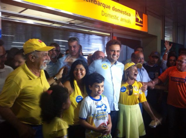 O candidato do PSDB à presidência do Brasil, Aécio Neves, durante o embarque para Marabá, sudeste do Pará - 08/09/2014