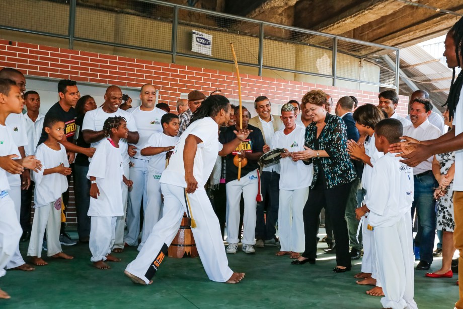 Dilma Rousseff se arrisca na capoeira durante lançamento do livro Um país chamado favela, no Rio de Janeiro