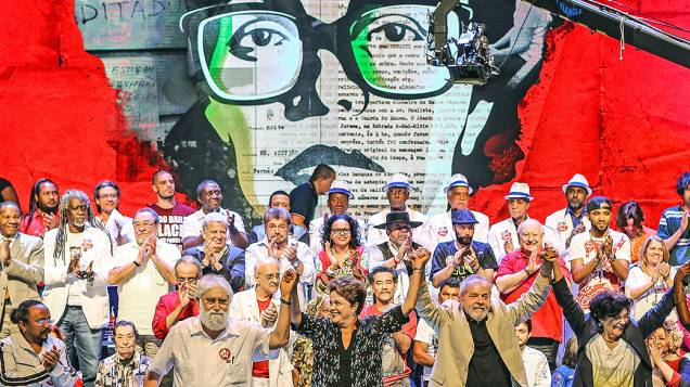 A presidente Dilma Rousseff, candidata à reeleição, participa ao lado do ex-presidente Lula, do encontro com intelectuais e artistas no Teatro Casagrande, no Rio de Janeiro (RJ) - 15/09/2014