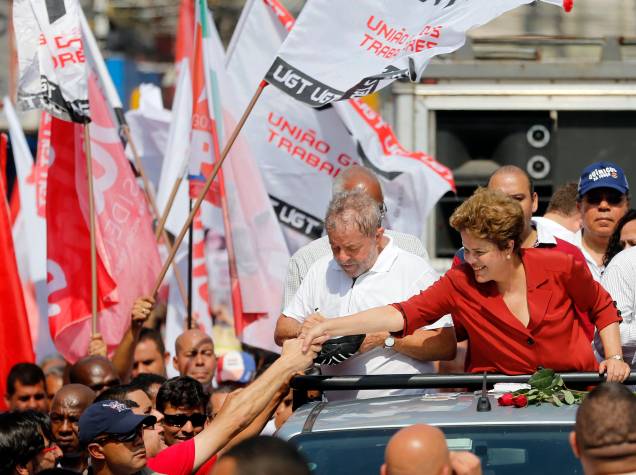 Acompanhada de Lindberg Farias, a candidata a reeleição Dilma Rousseff faz carreata em São Gonçalo, Rio de Janeiro - 12/09/2014