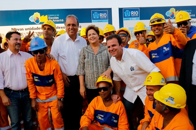 Dilma Rousseff posa com trabalhadores durante visita ao local do futuro Campus da Maré, das escolas municipais e do Centro Vocacional Tecnológico no Rio de Janeiro (RJ) - 12/09/2014