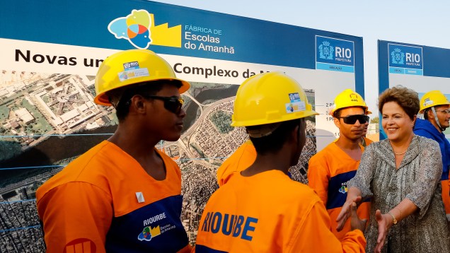 Dilma Rousseff cumprimenta os trabalhadores em visita ao local do futuro Campus da Maré, das escolas municipais e do Centro Vocacional Tecnológico (CVT)